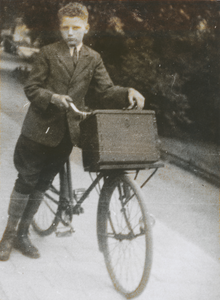 875290 Portret van Frans van Rijnsoever, zoon van W.A. van Rijnsoever, caféhouder in de Korte Viestraat in Wijk C, als ...